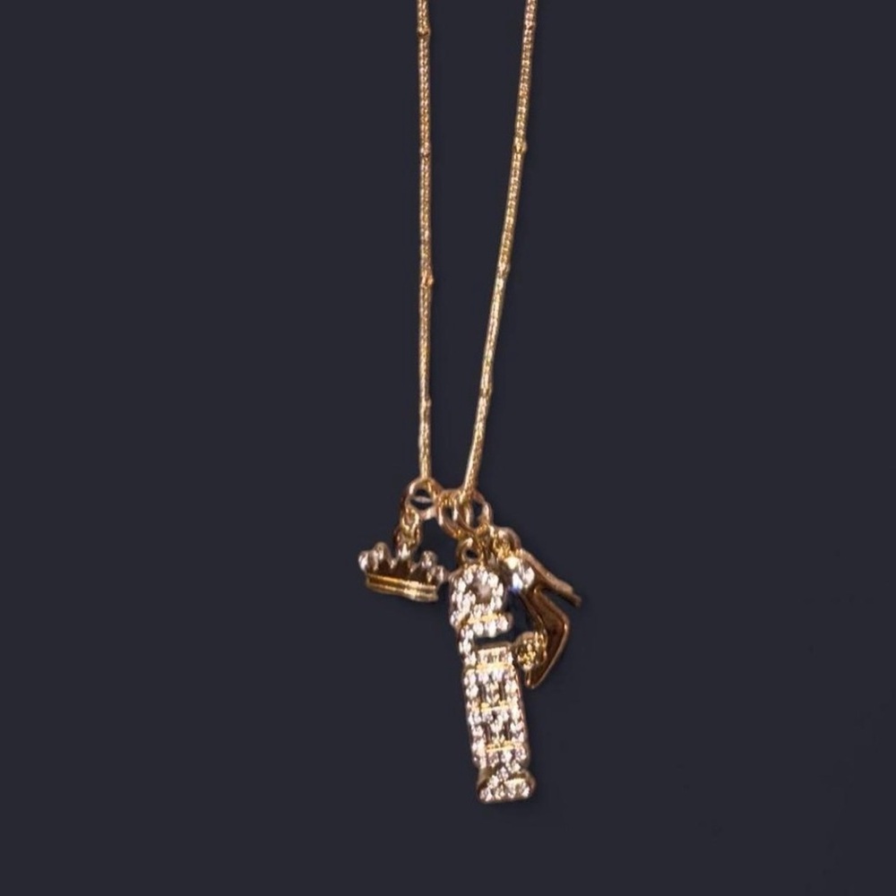 QUEEN-Charm Gold Pendant Necklace